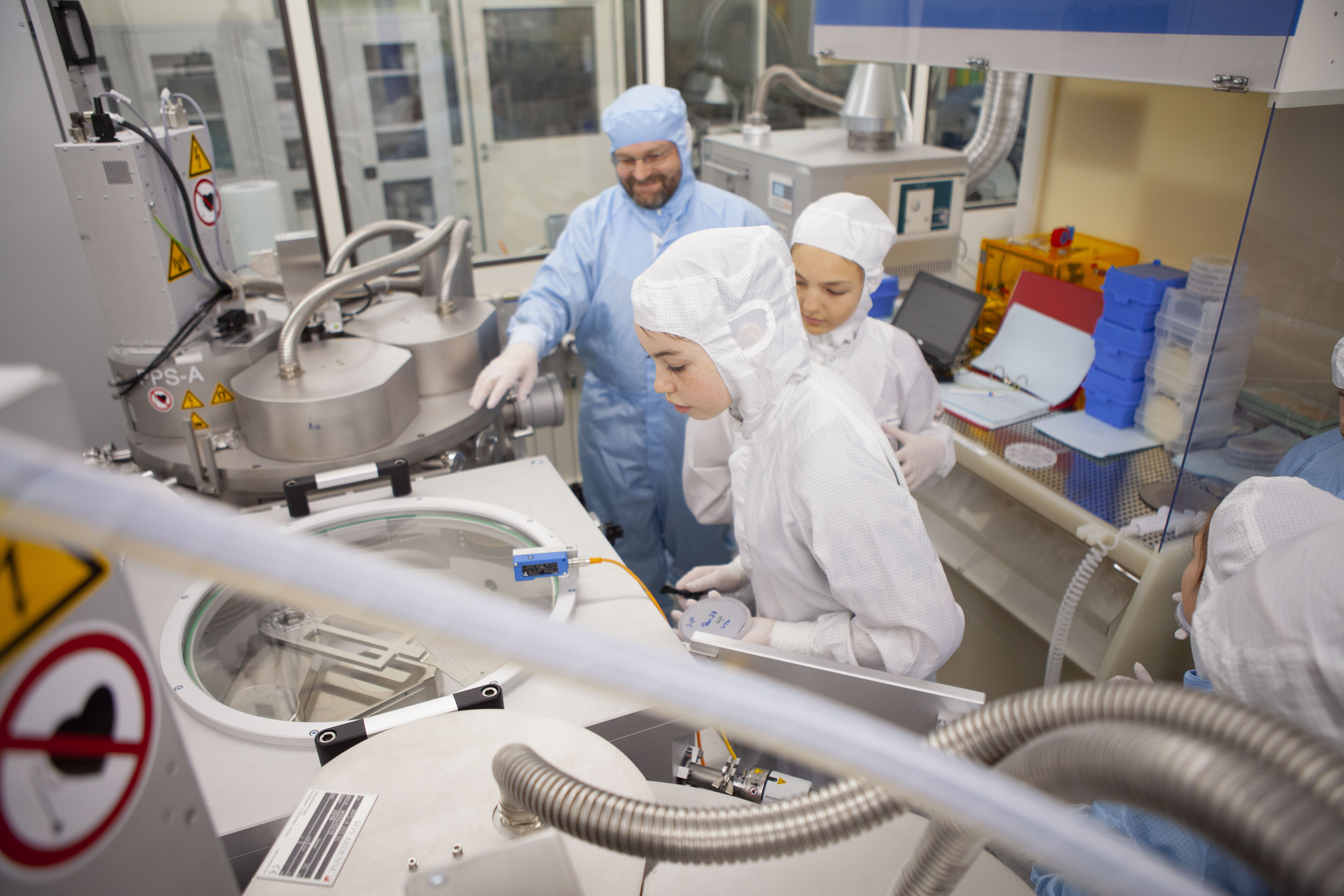 An der Sputterbeschichtungsanlage wurden die Mädchen selbst zu Reinraum-Expertinnen und konnten dünne Goldschichten auf Substrate auftragen.
