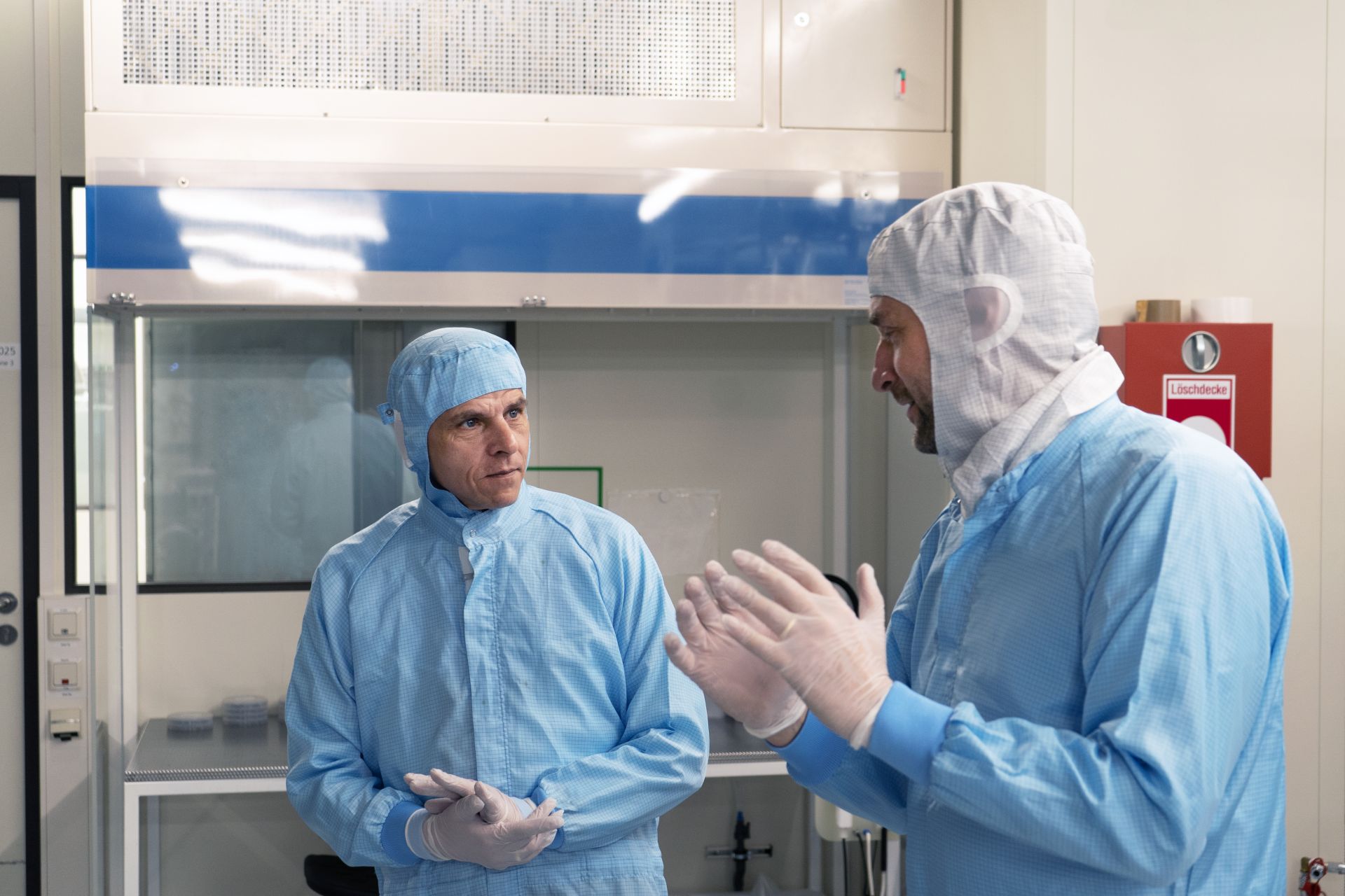 Wirtschaftsstaatssekretär im Reinraum Kommissarischer Institutsleiter Prof. Dr. Rüdiger Quay zeigt Wirtschaftsstaatssekretär Dr. Patrick Rapp den Reinraum des Fraunhofer IAF.